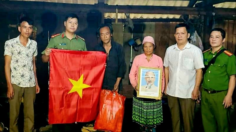 Công an huyện Bảo Lâm trao tặng quà, Cờ Tổ quốc và ảnh Bác cho gia đình hộ đồng bào dân tộc Mông ở  Nặm Ròm, xã Nam Quang. Ảnh: Nguồn Công an huyện Bảo Lâm
