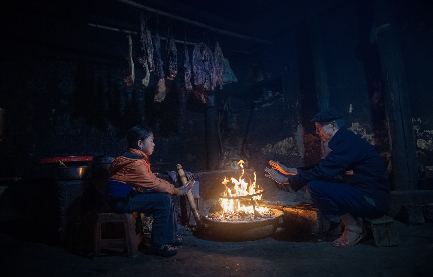Trong nhiều năm qua, Nghệ nhân Mua Sè Sính đã truyền dạy nghề cho con và cháu trong gia đình