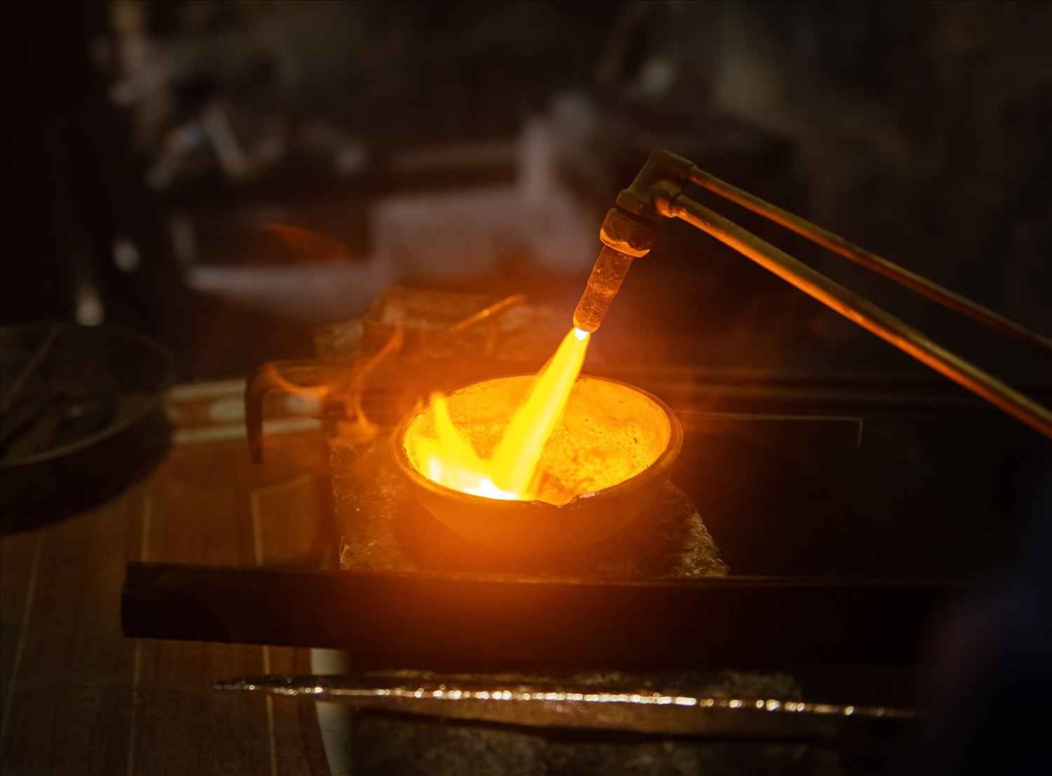 Để tạo ra một trang sức bằng bạc, người Mông phải dùng những công cụ chế tác gồm: Bễ thổi, khuôn đúc, các loại dụng cụ cán, các loại búa, kìm và bộ đục chạm hoa văn...