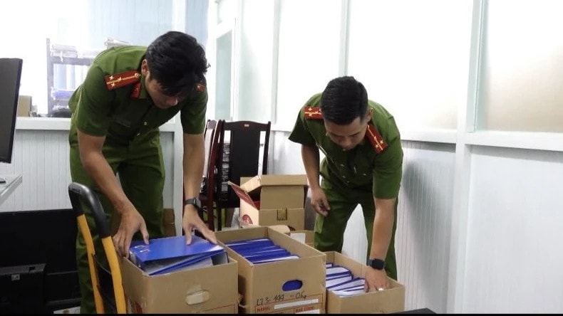 Cơ quan chức năng thu giữ tài liệu từ đường dây này. Cơ quan chức năng thu giữ tài liệu từ đường dây này.