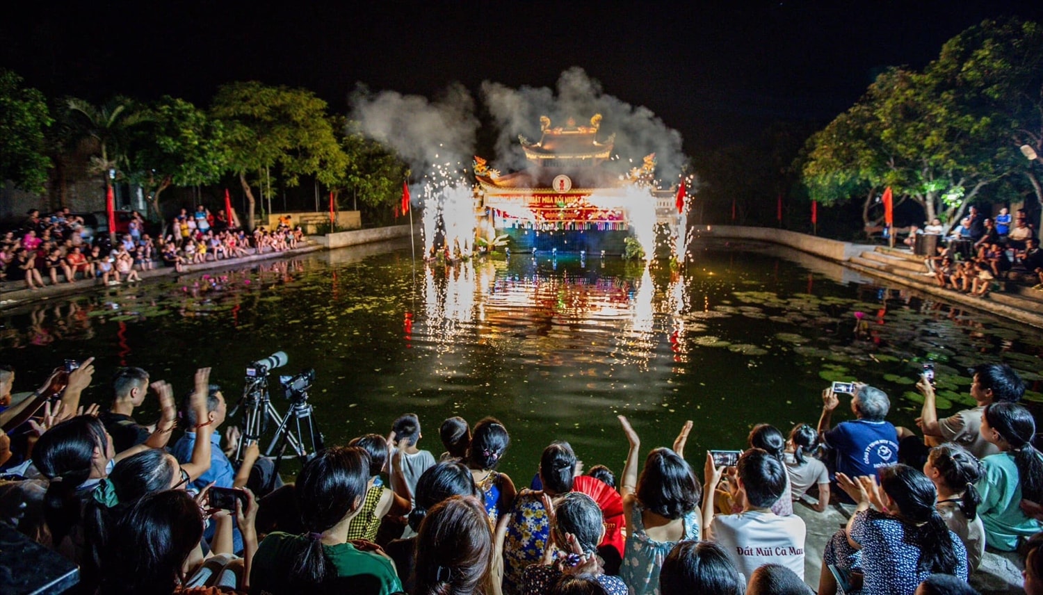 Người dân thôn Bàn Thạch háo hức mong chờ các tiết mục rối nước trong đêm hội làng. Ảnh: Vũ Thanh Nam