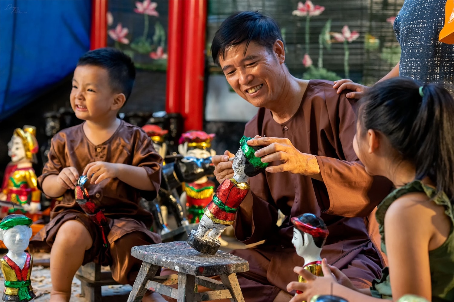 Nghệ nhân Phan Văn Mạnh, Trưởng Đoàn rối nước tư nhân Sông Quê giao lưu cùng các em nhỏ. Ảnh: NVCC