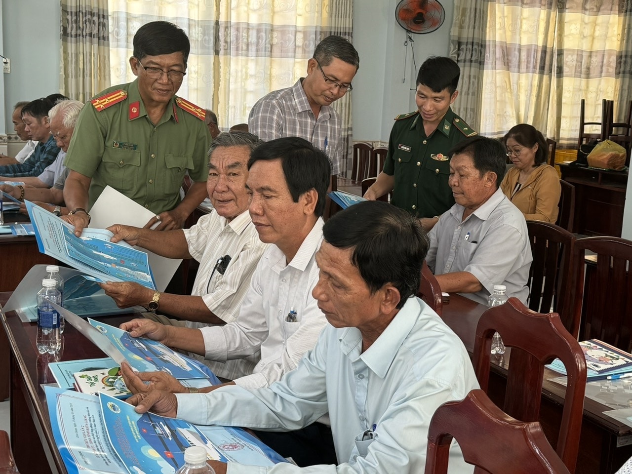 Ban Tổ chức phát tài liệu tuyên truyền đến các đại biểu tại Hội nghị
