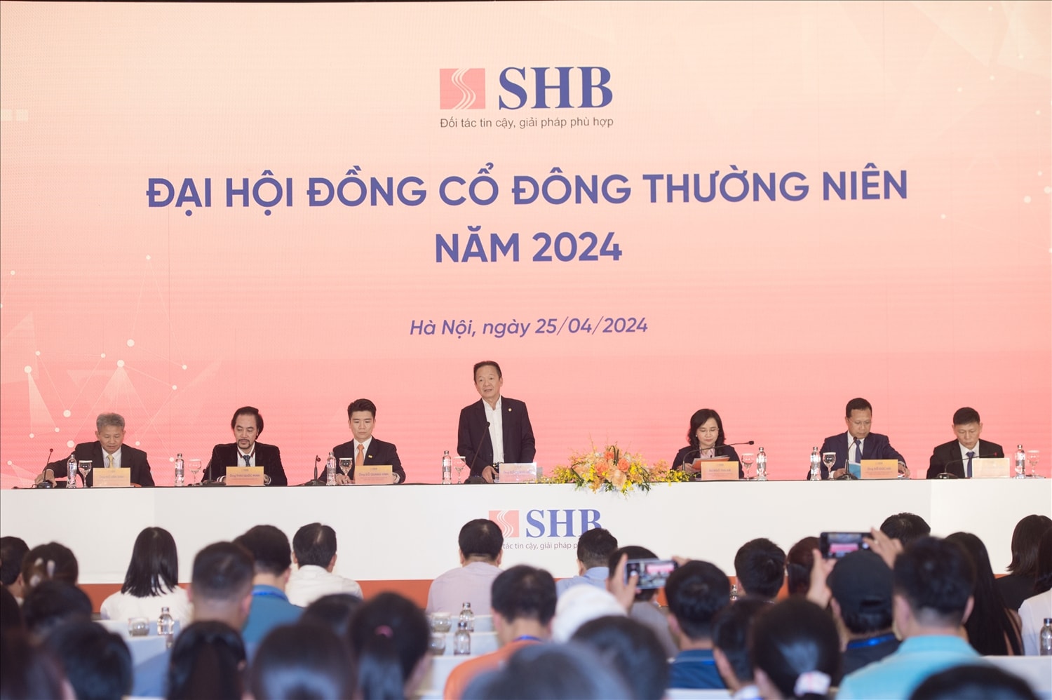 Đoàn Chủ tịch trả lời các câu hỏi quan tâm của cổ đông liên quan đến các mục tiêu và chiến lược kinh doanh cho giai đoạn phát triển mới Đoàn Chủ tịch trả lời các câu hỏi quan tâm của cổ đông liên quan đến các mục tiêu và chiến lược kinh doanh cho giai đoạn phát triển mới