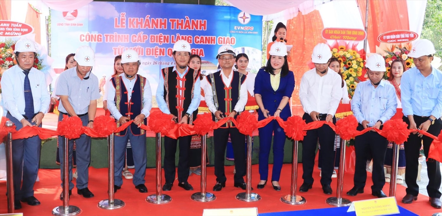 Lãnh đạo tỉnh Bình ĐỊnh cắt băng khánh thành lưới điện cấp cho làng Canh Giao