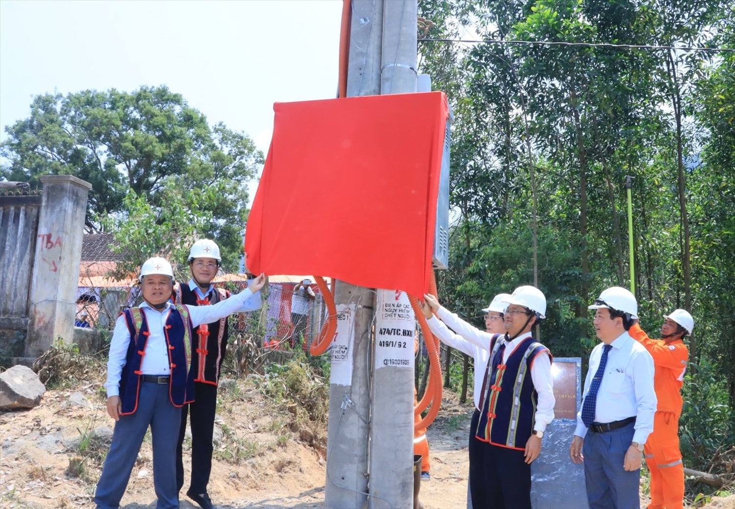 Điện lưới quốc gia đã đến Làng Canh Giao 