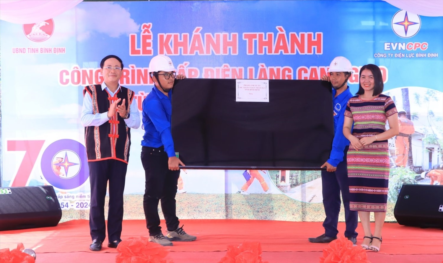 Chủ tịch UBND tỉnh Bình Định tặng ti vi cho Trường Mẫu giáo Canh Giao