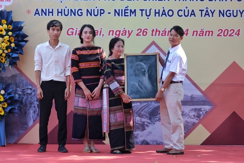 Gia đình Anh hùng Núp trao tặng hiện vật cho Bảo tàng tỉnh Gia Lai Gia đình Anh hùng Núp trao tặng hiện vật cho Bảo tàng tỉnh Gia Lai