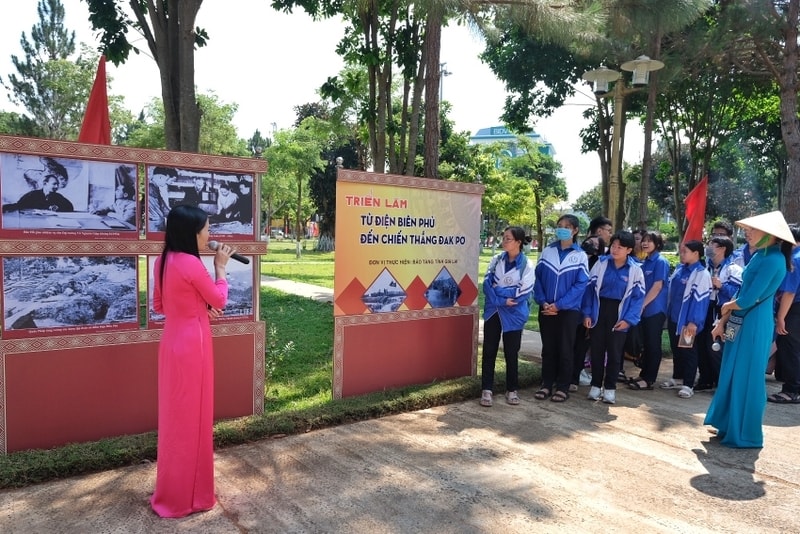 Triển lãm diễn ra tại khuôn viên Bảo tàng tỉnh Gia Lai, trưng bày hơn 500 hình ảnh, tư liệu Triển lãm diễn ra tại khuôn viên Bảo tàng tỉnh Gia Lai, trưng bày hơn 500 hình ảnh, tư liệu