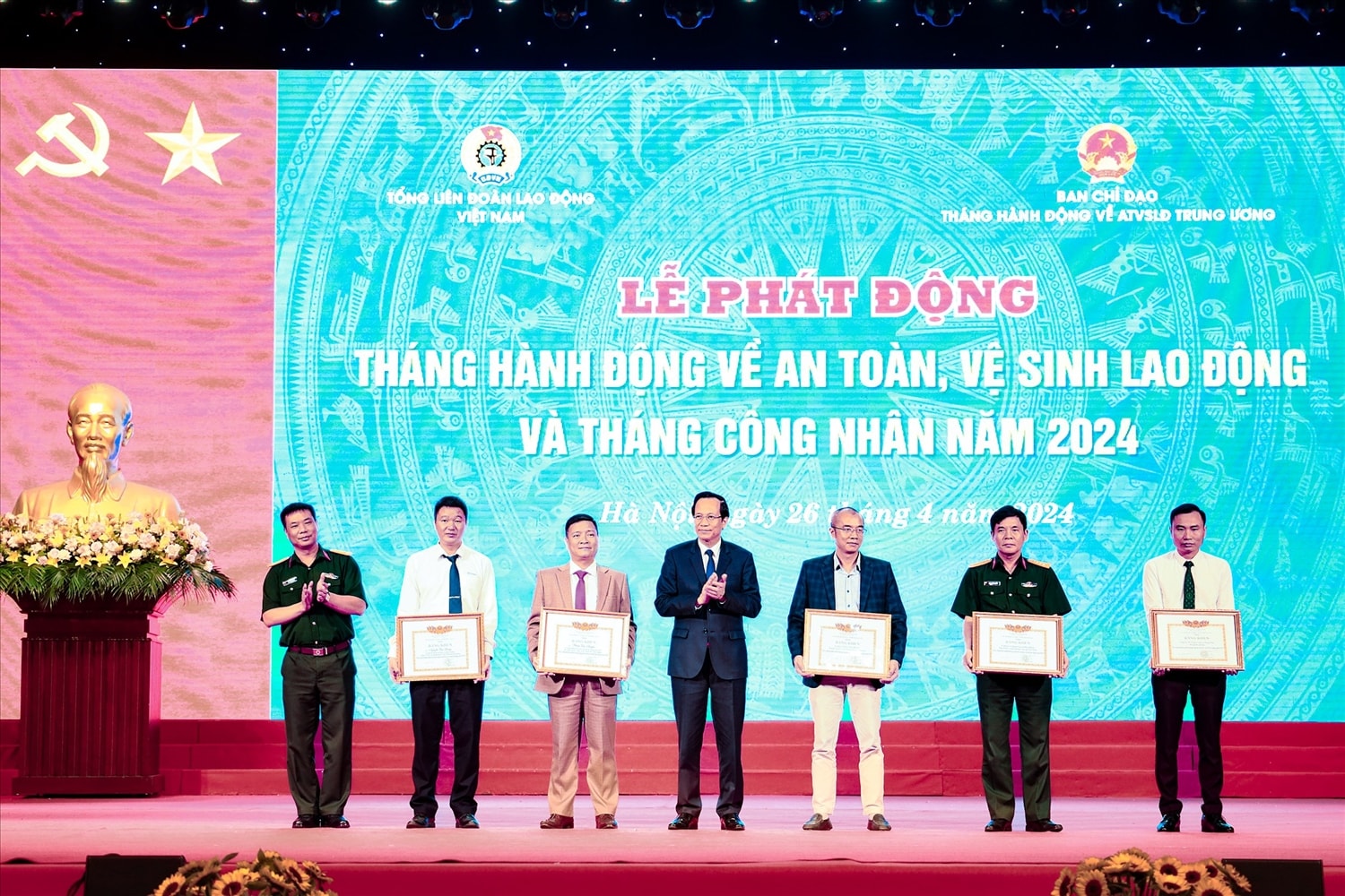 Bộ trưởng Bộ LĐ-TB&XH trao bằng khen tặng 5 tập thể có thành tích xuất sắc trong công tác an toàn vệ sinh lao động 