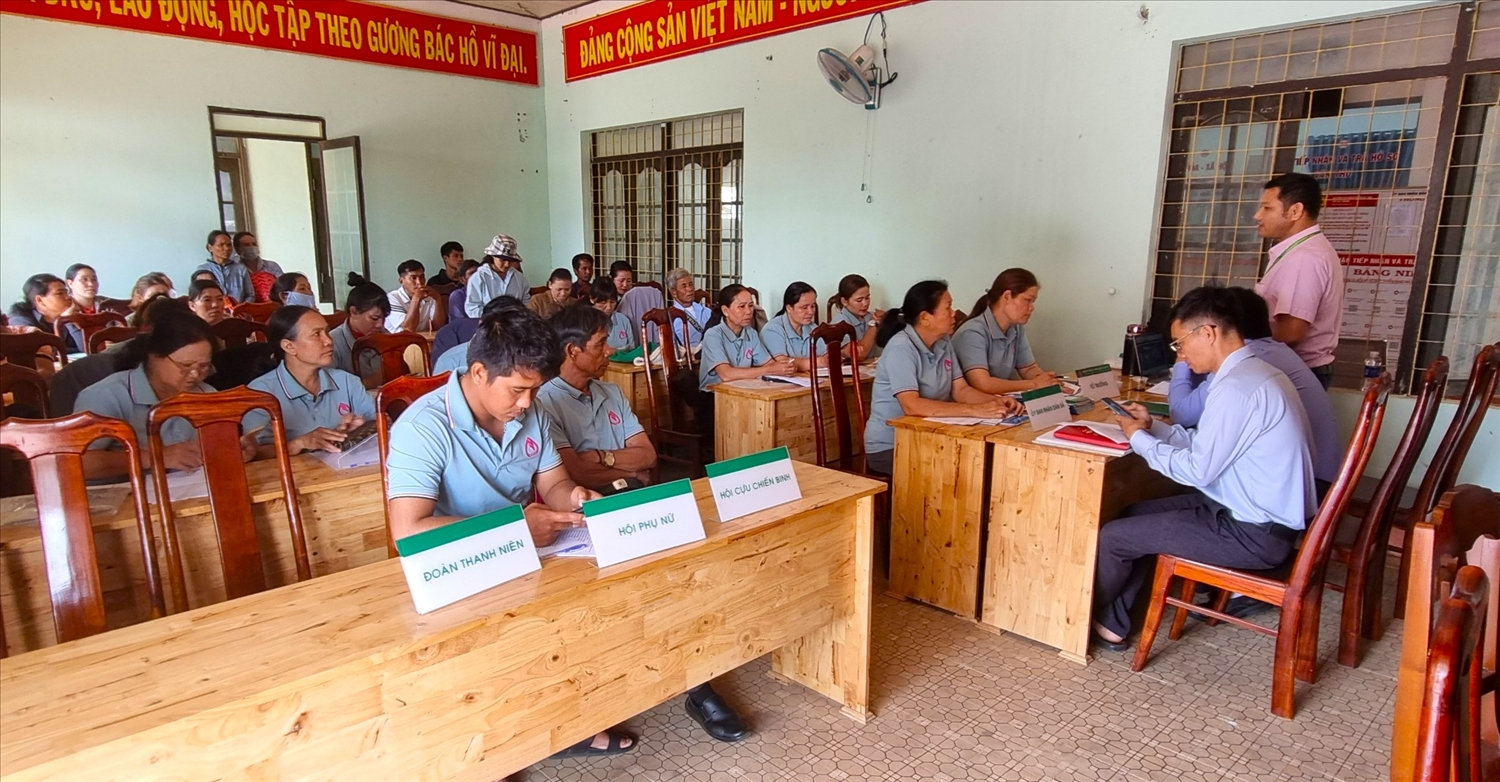 NHCSXH huyện Krông Pắc họp giao ban cùng Hội đoàn thể và Ban quan lý tổ tiết kiệm và vay vốn tại xã Ea Yiêng.