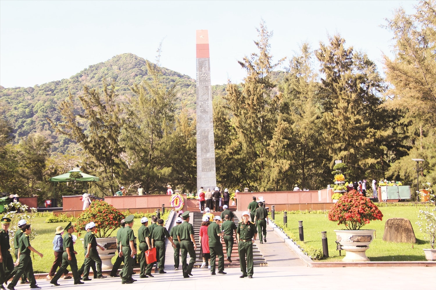 Du khách đến Nghĩa trang Hàng Dương viếng các Anh hùng, liệt sĩ.