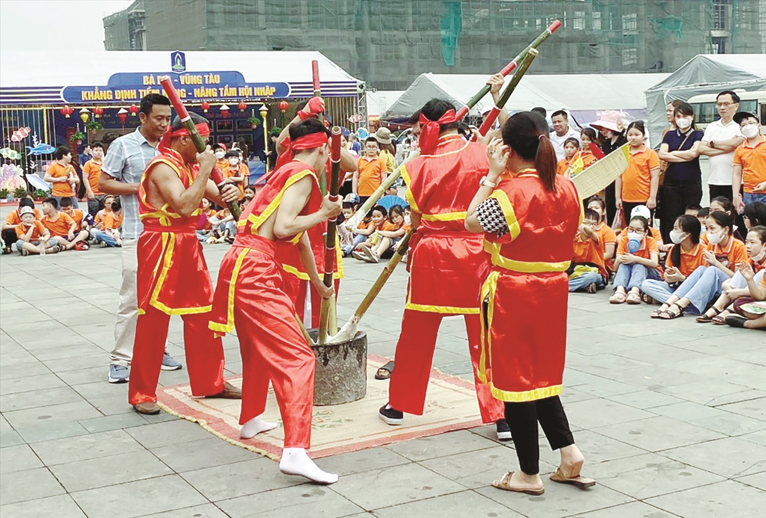 Thi giã bánh giầy trong Lễ hội Đền Hùng. Thi giã bánh giầy trong Lễ hội Đền Hùng.
