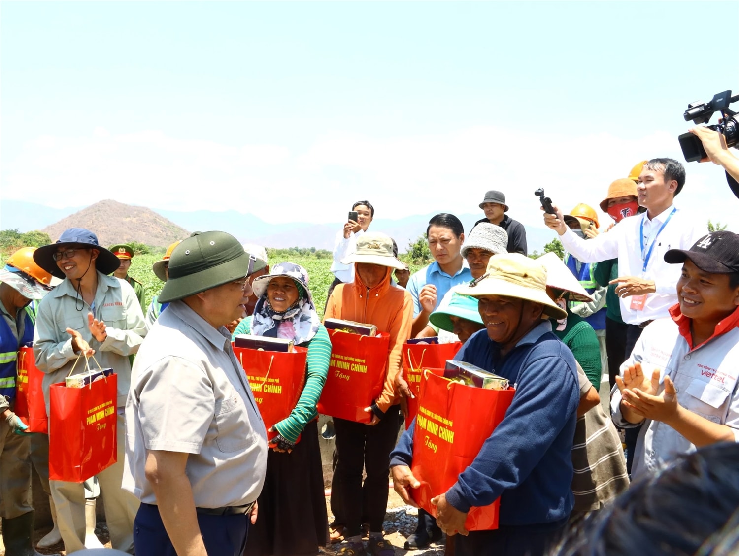 Thủ tướng thăm hỏi và tặng quà cho người dân vùng hạn hán xã Mỹ Sơn, H.Ninh Sơn vào trưa 28.4 Thủ tướng thăm hỏi và tặng quà cho người dân vùng hạn hán xã Mỹ Sơn, H.Ninh Sơn vào trưa 28.4