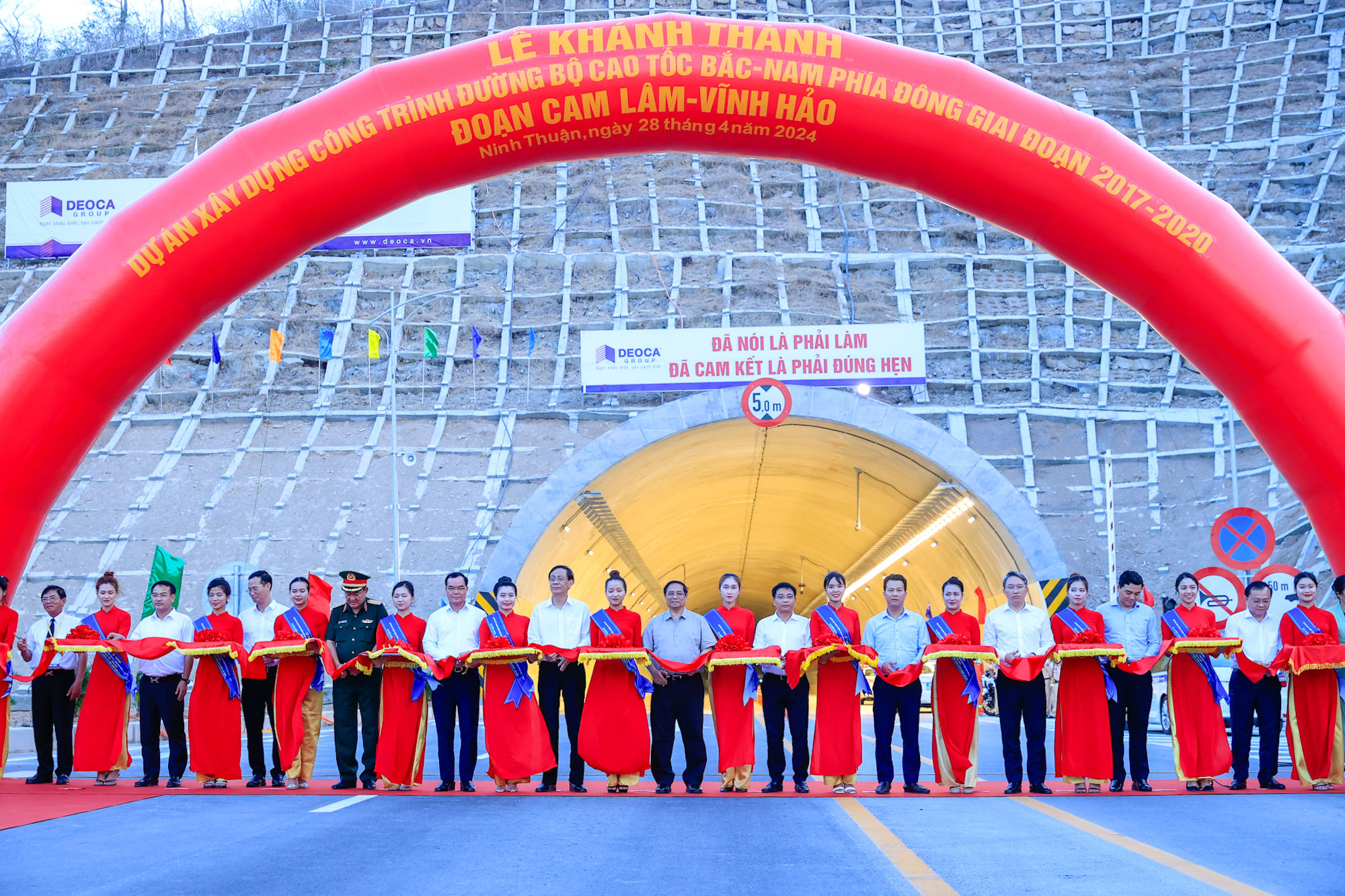 Thủ tướng Phạm Minh Chính và các đại biểu cắt băng khánh thành cao tốc Cam Lâm - Vĩnh Hảo và thông xe đưa vào khai thác cao tốc Diễn Châu - Bãi Vọt (đoạn từ Diễn Châu đến Quốc lộ 46B) - Ảnh: VGP/Nhật Bắc