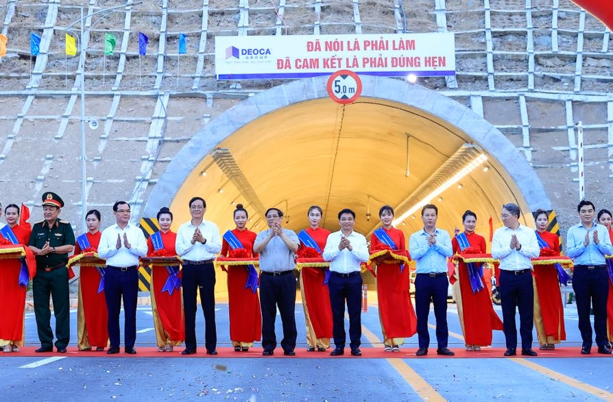 Thủ tướng Phạm Minh Chính và các đại biểu cắt băng khánh thành cao tốc Cam Lâm - Vĩnh Hảo và thông xe đưa vào khai thác cao tốc Diễn Châu - Bãi Vọt (đoạn từ Diễn Châu đến Quốc lộ 46B) - Ảnh: VGP/Nhật Bắc