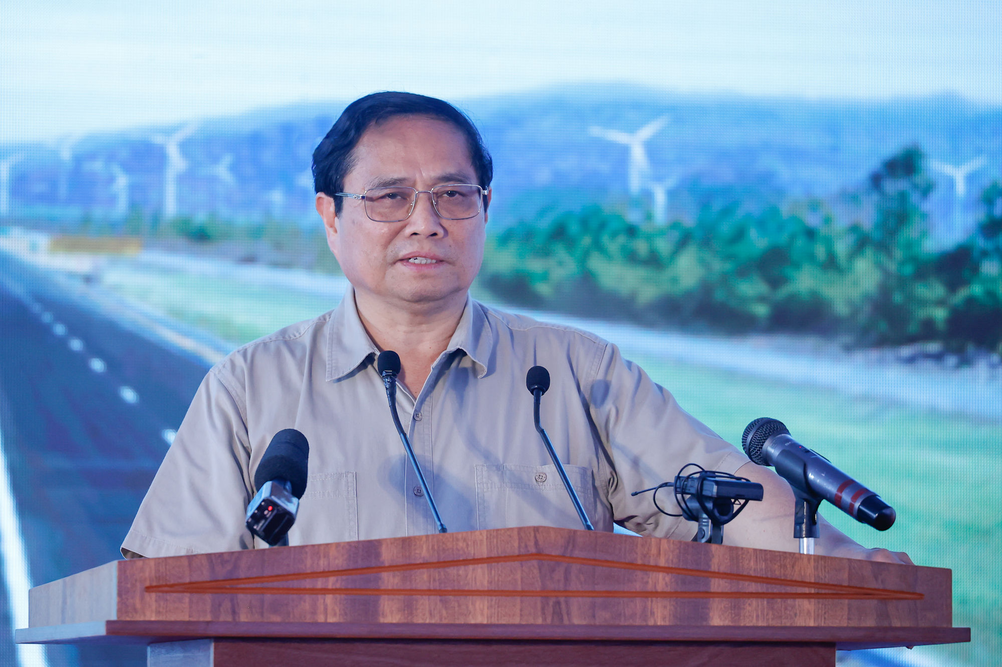 Thủ tướng ghi nhận, biểu dương, đánh giá cao, cảm ơn các nhà thầu tư vấn, thi công, giám sát, các cán bộ, kỹ sư, công nhân đã và đang làm việc trên tất cả các công trình cao tốc trên cả nước - Ảnh: VGP/Nhật Bắc
