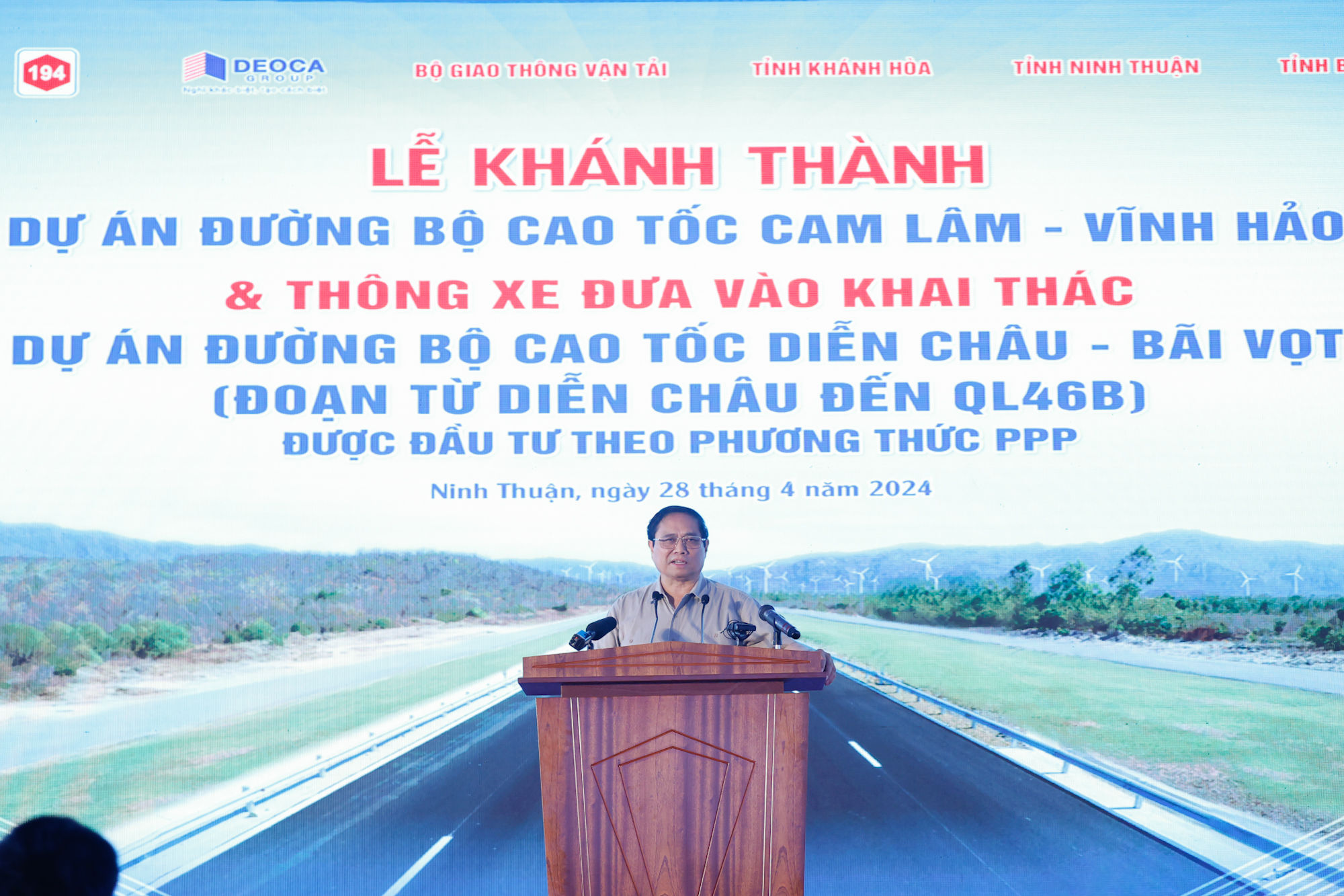 Thủ tướng đúc rút 5 bài học kinh nghiệm từ 2 dự án - Ảnh: VGP/Nhật Bắc