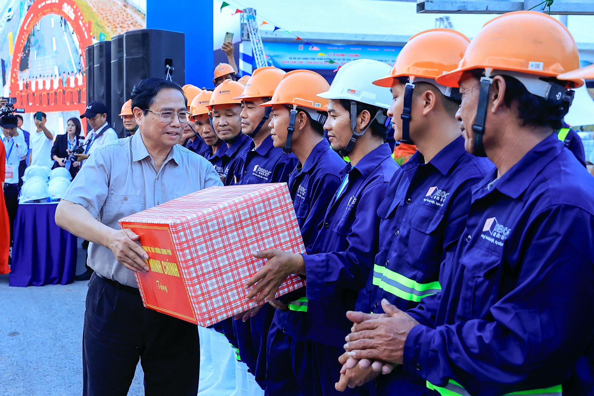 Thủ tướng tặng quà công nhân thi công dự án - Ảnh: VGP/Nhật Bắc