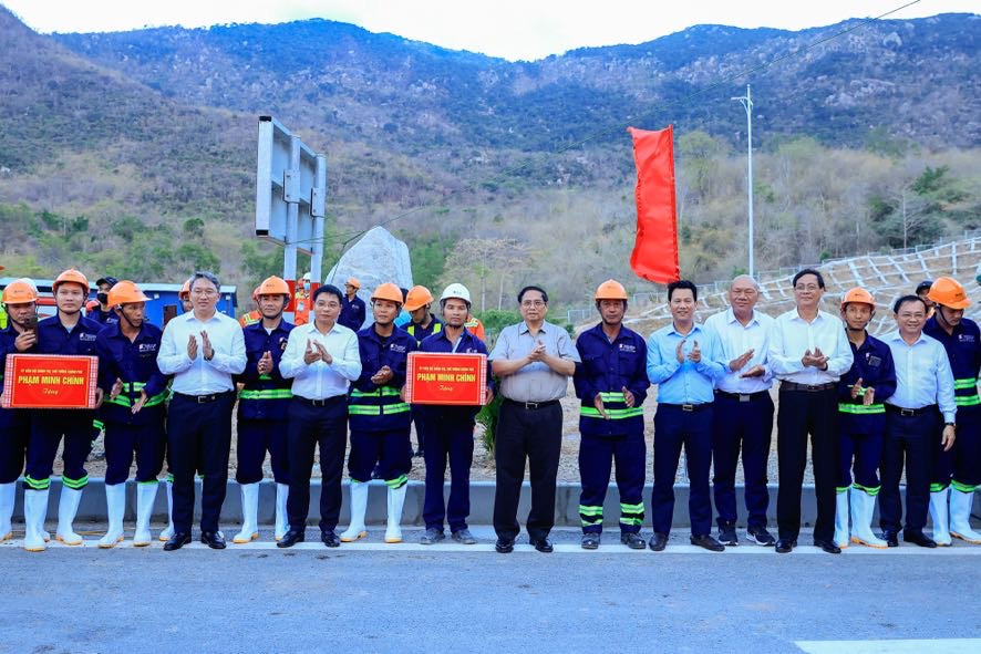 Thủ tướng tặng quà công nhân thi công dự án - Ảnh: VGP/Nhật Bắc