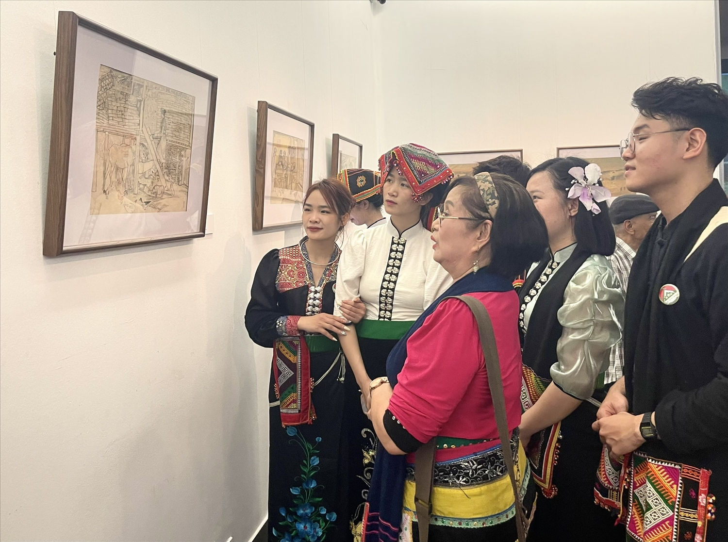 Triển lãm “Đường lên Điện Biên” thu hút rất đông khán giả xem, đặc biệt còn có những cô gái dân tộc Thái đang học tập tại Hà Nội. 