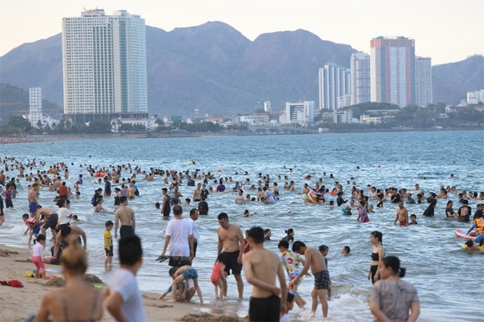 Đông đảo du khách đổ ra tắm biển giải nhiệt tại bờ biển Nha Trang