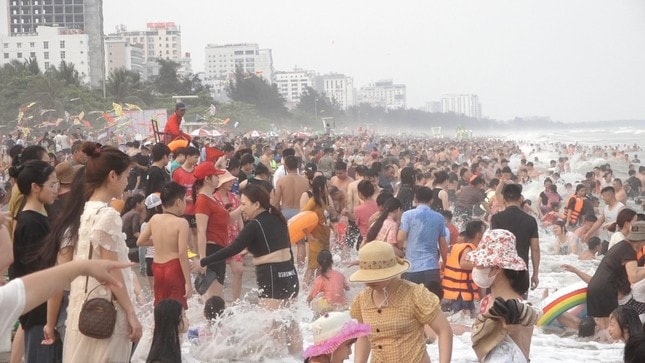 Biển Sầm Sơn chật kín người trong dịp lễ.