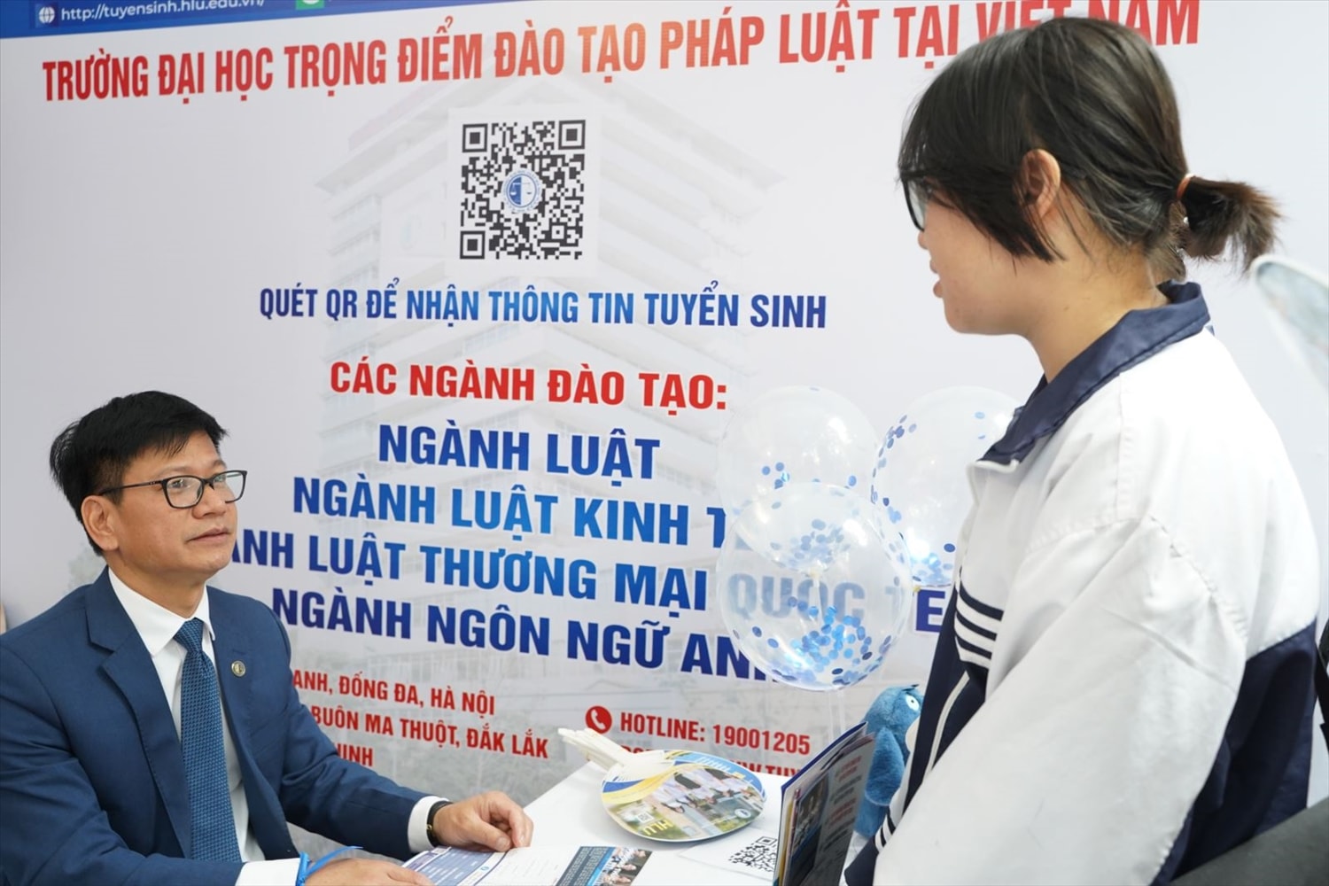 TS Nguyễn Triều Dương - Trưởng phòng Phòng Đào tạo đại học đang giải thích thắc mắc cho học sinh về phương thức tuyển sinh của Trường TS Nguyễn Triều Dương - Trưởng phòng Phòng Đào tạo đại học đang giải thích thắc mắc cho học sinh về phương thức tuyển sinh của Trường