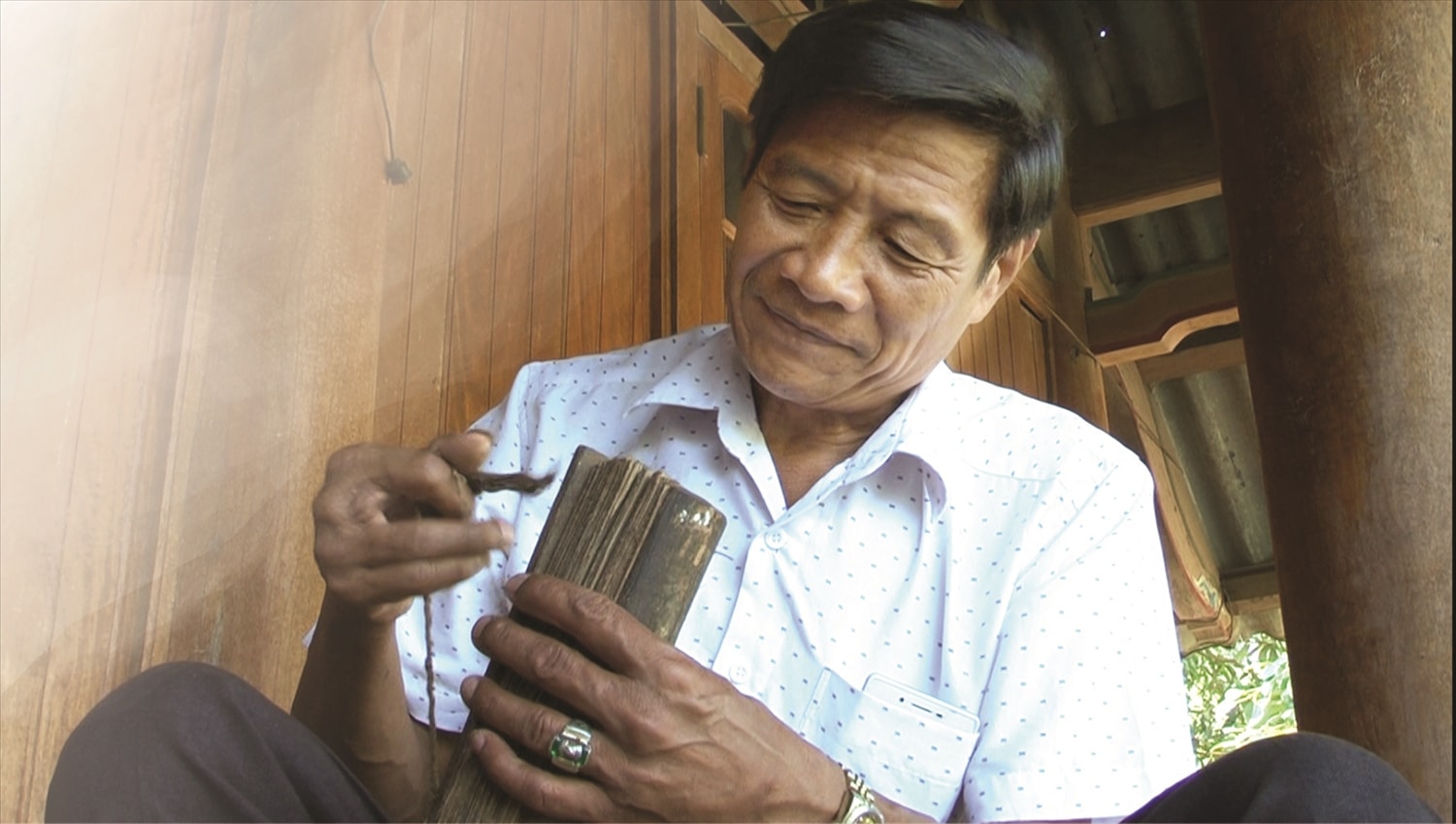 Ông Kha Ngọc Minh, bản Xốp Tụ, xã Mỹ Lý, huyện Kỳ Sơn, Nghệ An giới thiệu cuốn sách Thái cổ của gia đình. Ông Kha Ngọc Minh, bản Xốp Tụ, xã Mỹ Lý, huyện Kỳ Sơn, Nghệ An giới thiệu cuốn sách Thái cổ của gia đình.