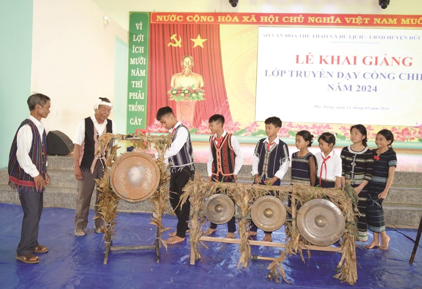 Lớp truyền dạy cồng chiêng cho các em học sinh Trường Phổ thông dân tộc nội trú THCS huyện Đức Trọng.