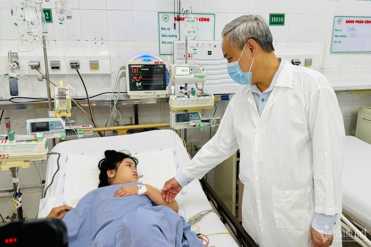 Ông Nguyễn Hùng Long, Phó Cục trưởng Cục An toàn thực phẩm, Bộ Y tế thăm hỏi một bệnh nhi đang điều trị tại bệnh viện. Ảnh: Hoàng Anh Ông Nguyễn Hùng Long, Phó Cục trưởng Cục An toàn thực phẩm, Bộ Y tế thăm hỏi một bệnh nhi đang điều trị tại bệnh viện. Ảnh: Hoàng Anh