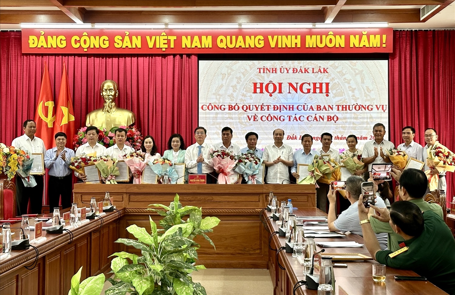 Ông Nguyễn Kính (thứ 8 từ trái sang phải), Bí thư Huyện uỷ, Chủ tịch HĐND huyện Krông Ana giữ chức vụ Trưởng ban Dân tộc tỉnh Đắk Lắk Ông Nguyễn Kính (thứ 8 từ trái sang phải), Bí thư Huyện uỷ, Chủ tịch HĐND huyện Krông Ana giữ chức vụ Trưởng ban Dân tộc tỉnh Đắk Lắk
