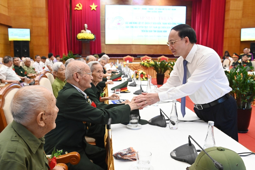 Bí thư Tỉnh ủy Quảng Ninh Nguyễn Xuân Ký trò chuyện với các cựu chiến binh là chiến sỹ, TNXP, dân công hỏa tuyến trực tiếp tham gia Chiến dịch Điện Biên Phủ Bí thư Tỉnh ủy Quảng Ninh Nguyễn Xuân Ký trò chuyện với các cựu chiến binh là chiến sỹ, TNXP, dân công hỏa tuyến trực tiếp tham gia Chiến dịch Điện Biên Phủ