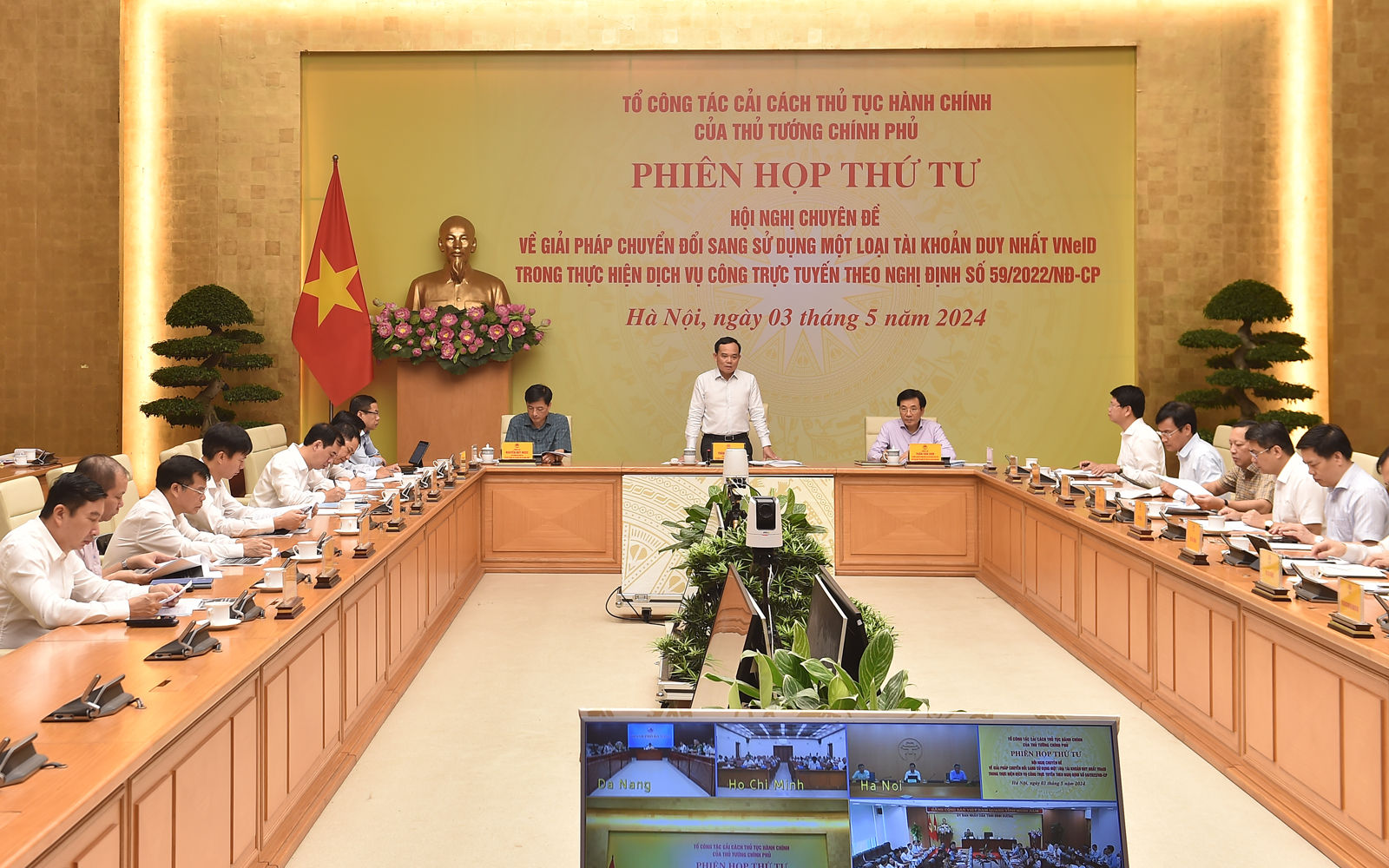 Phó Thủ tướng chỉ đạo Bộ Thông tin và Truyền thông, các nhà mạng làm sạch dữ liệu thuê bao di động, bảo đảm 100% SIM điện thoại phải có chính chủ; đồng thời nâng cao chất lượng hạ tầng kỹ thuật - Ảnh: VGP/Hải Minh Phó Thủ tướng chỉ đạo Bộ Thông tin và Truyền thông, các nhà mạng làm sạch dữ liệu thuê bao di động, bảo đảm 100% SIM điện thoại phải có chính chủ; đồng thời nâng cao chất lượng hạ tầng kỹ thuật - Ảnh: VGP/Hải Minh