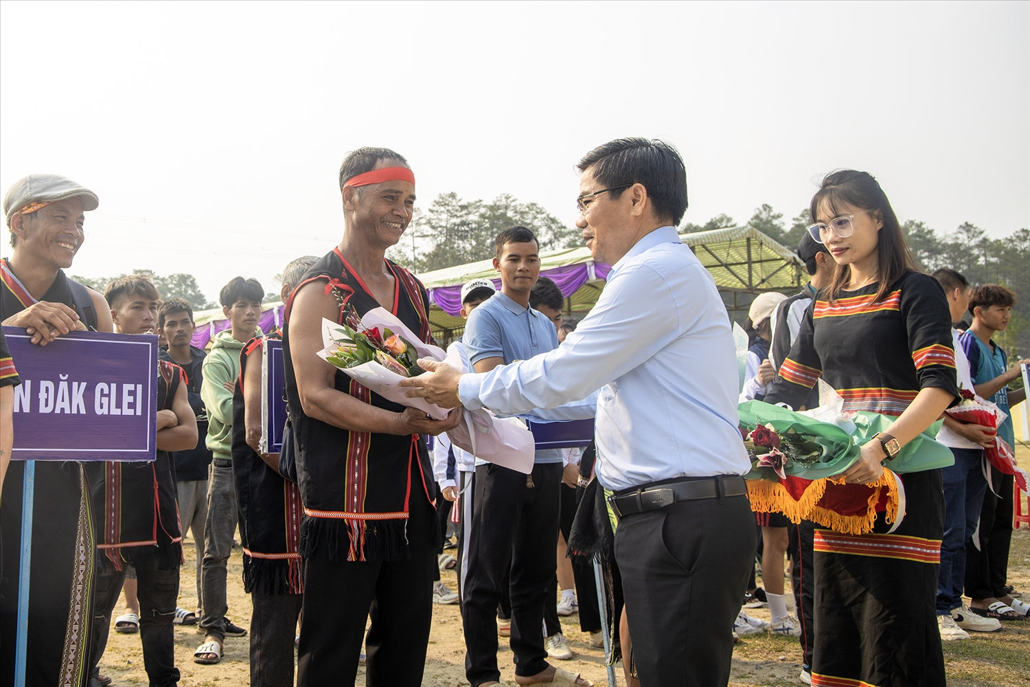 Lãnh đạo huyện Đăk Glei tặng hoa và cờ cho các đoàn về tham dự Ngày Hội văn hoá, thể thao các dân tộc năm 2024 Lãnh đạo huyện Đăk Glei tặng hoa và cờ cho các đoàn về tham dự Ngày Hội văn hoá, thể thao các dân tộc năm 2024