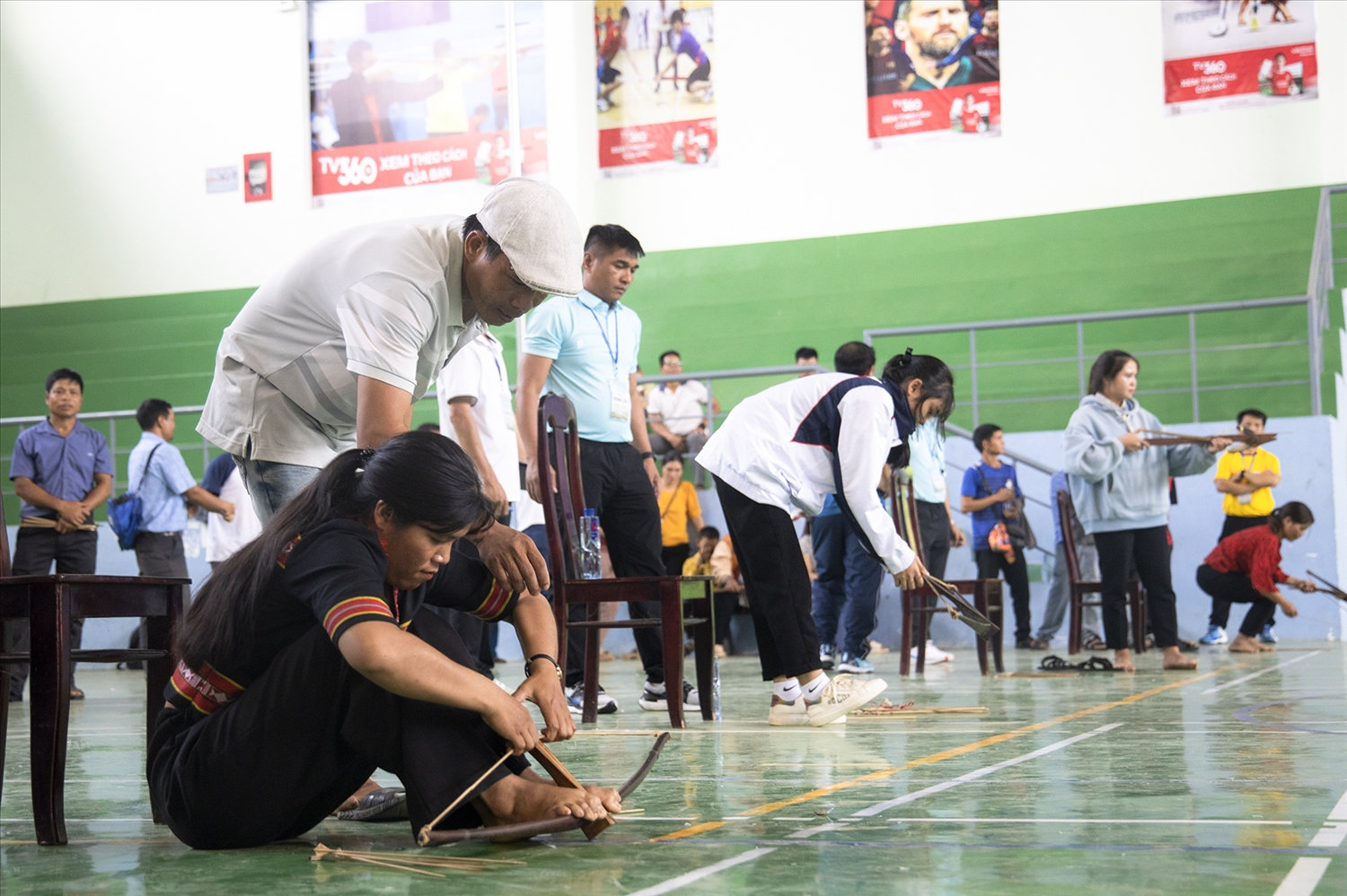 Các vận động viên tham gia thi môn bắn ná truyền thống Các vận động viên tham gia thi môn bắn ná truyền thống