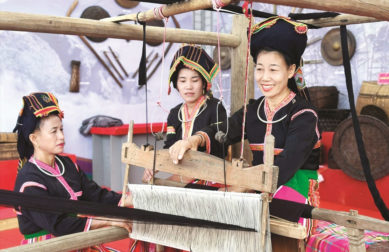 Phụ nữ dân tộc Cống bảo tồn  nghề dệt truyền thống. Ảnh Đinh Lan