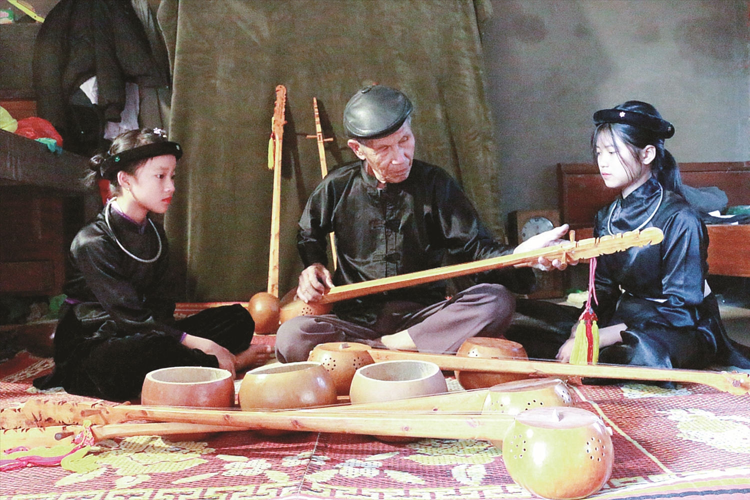 Dù đã cao tuổi nhưng Nghệ nhân Ưu tú Lương Thiêm Phú vẫn nhiệt huyết với truyền dạy đàn tính, hát then cho lớp trẻ. Ảnh: La Lành