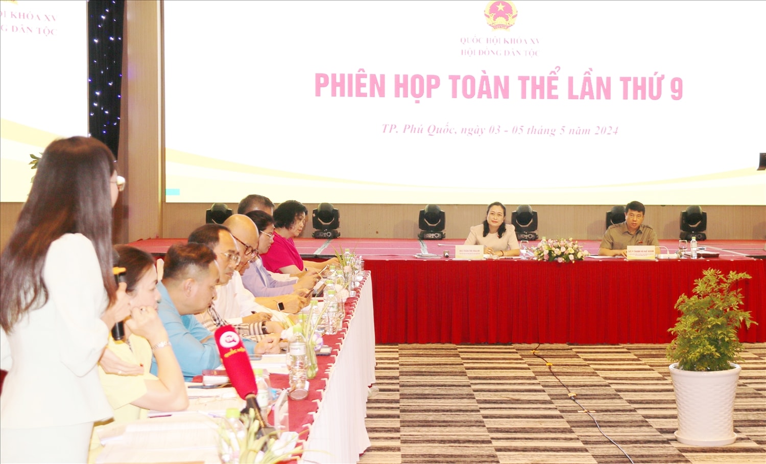 Ông Y Thanh Hà Niê Kđăm, Chủ tịch và Bà Trần Thị Hoa Ry, Phó chủ tịch Hội đồng Dân tộc đồng chủ trì phiên họp Ông Y Thanh Hà Niê Kđăm - Chủ tịch và Bà Trần Thị Hoa Ry - Phó Chủ tịch HĐDT của Quốc hội đồng chủ trì phiên họp