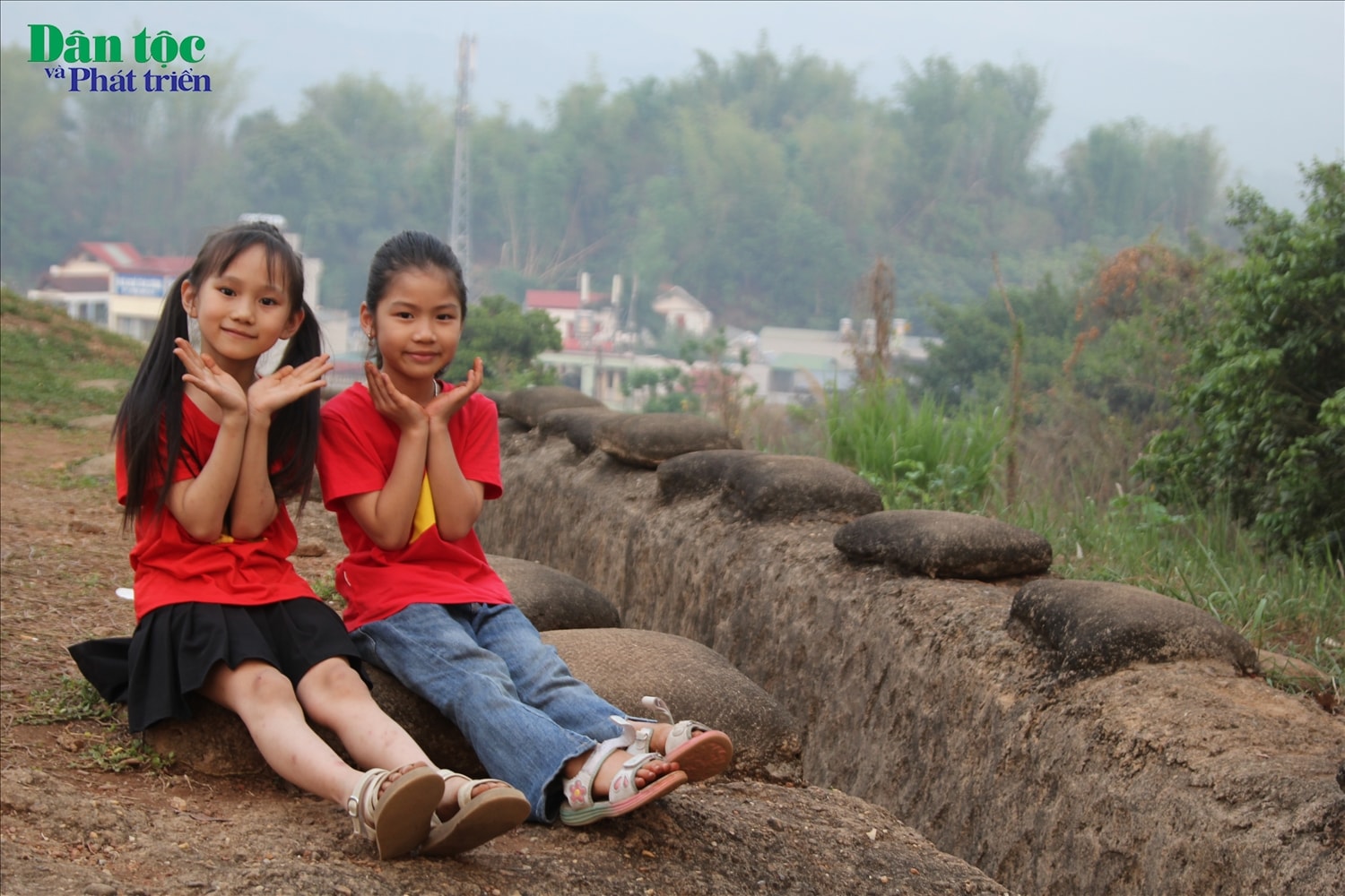 Vào những dịp kỷ niệm này, các gia đình cũng đưa con nhỏ tới để tham quan và hiểu thêm về lịch sử, về những giá trị sâu sắc mà ông cha ta để lại.