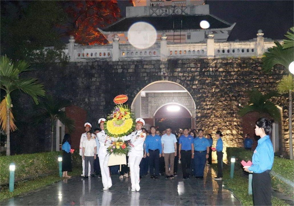 Đoàn dâng hương, tưởng niệm các Anh hùng Liệt sĩ tại Nghĩa trang liệt sĩ A1