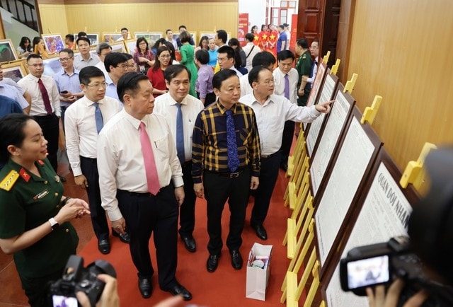 các đại biểu đã tham quan khu trưng bày 33 số báo Quân đội nhân dân xuất bản tại mặt trận Điện Biên Phủ 