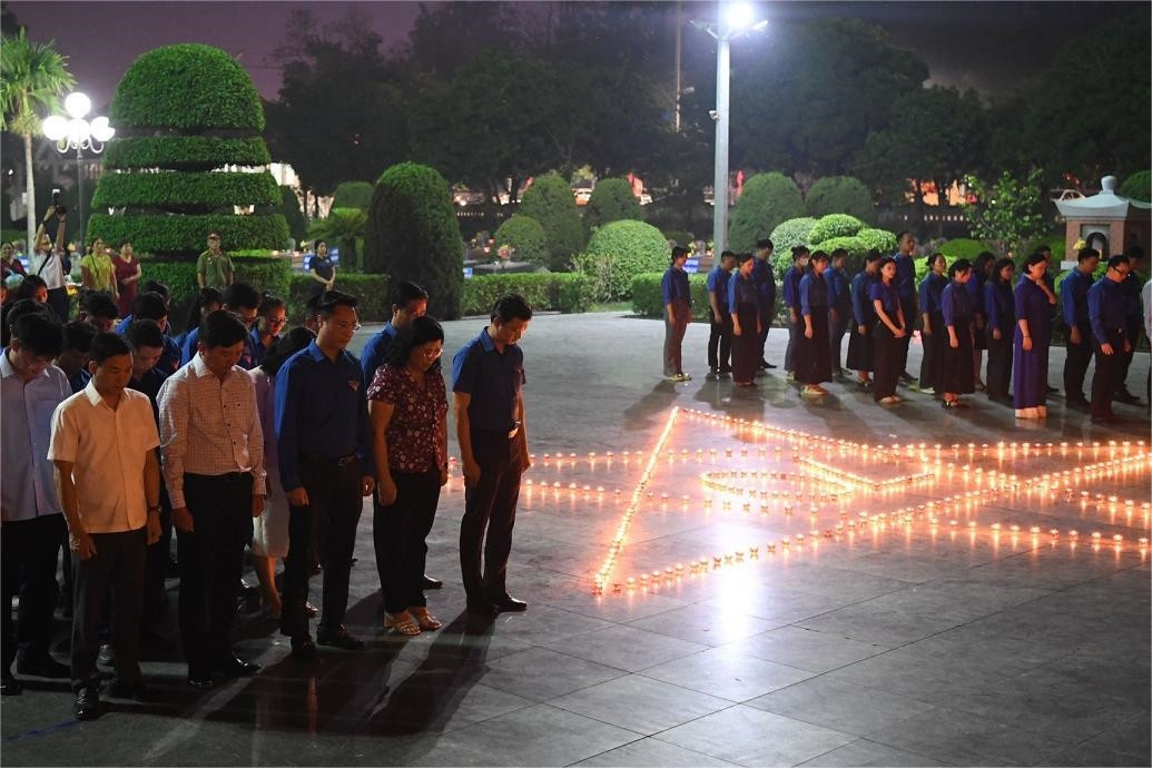 Trước anh linh các Anh hùng Liệt sĩ, đoàn viên, thanh niên Điện Biên đã ôn lại truyền thống hào hùng của Chiến thắng Điện Biên Phủ lịch sử năm 1954, bản anh hùng ca bất diệt, ghi vào lịch sử của dân tộc bằng những trang vàng chói lọi.