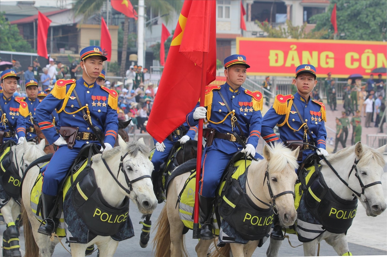 Trước giờ tổng duyệt, hàng nghìn chiến sĩ của các khối diễu binh đã có mặt ở ngoài sân vận động, sẵn sàng quân tư trang, tập luyện các bài tập diễu hành tại chỗ