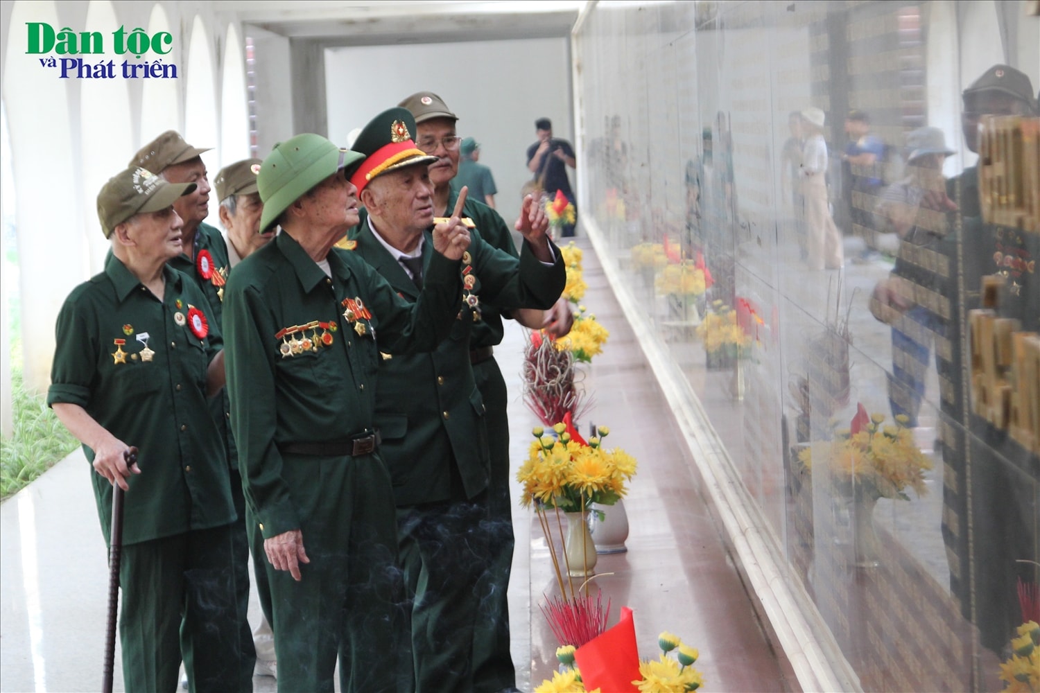Nhìn từng cái tên khắc trên bia đá mà trong lòng của những người cựu chiến sĩ  dâng lên bao xúc động.