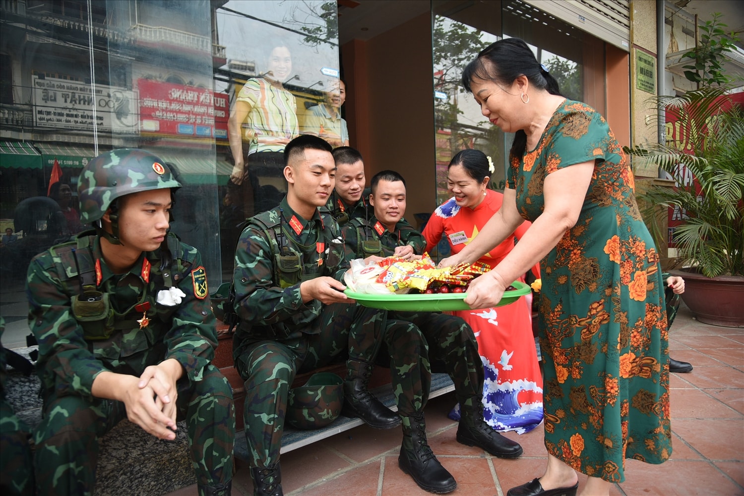 Tình cảm quân – dân được biểu hiện đậm nét thông qua từng cử chỉ.