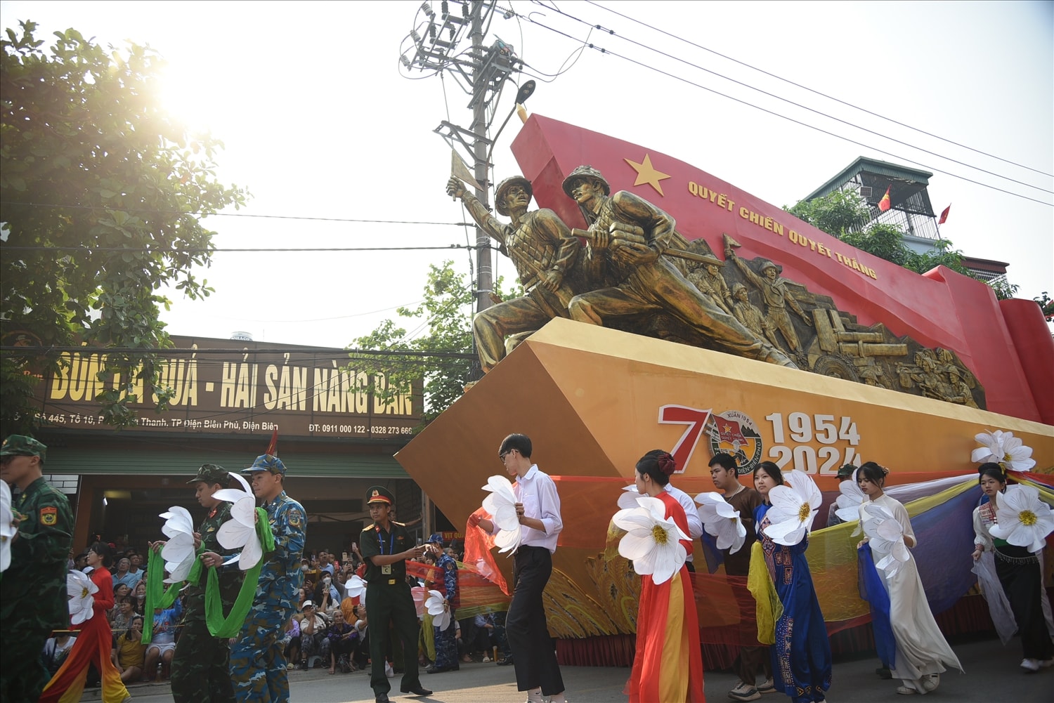 Nếu như những bức ảnh tư liệu lịch sử cho thấy từng nhóm người dân, trong đó có những nhóm người dân tộc thiểu số tràn ra đường múa hát mừng tin thắng trận vào đúng những ngày tháng 5 của 70 năm trước, thì cảnh tượng cũng tương tự thời điểm này ở thành phố Điện Biên. Chỉ khác là quang cảnh đổi thay, thành phố giàu đẹp, và hẳn là đông đúc hơn xưa nhiều.