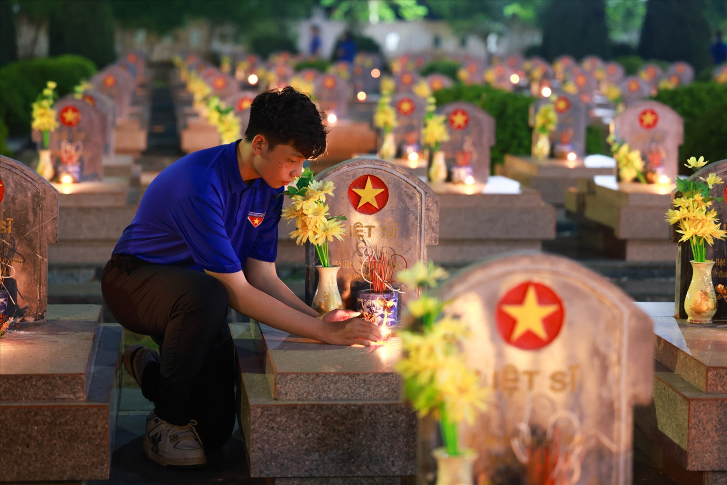 Các đoàn viên, thanh niên bày tỏ lòng thành kính và biết ơn sâu sắc trước những cống hiến lớn lao, sự hy sinh quên mình của các Anh hùng Liệt sĩ đã anh dũng chiến đấu, hy sinh cho nền độc lập dân tộc.