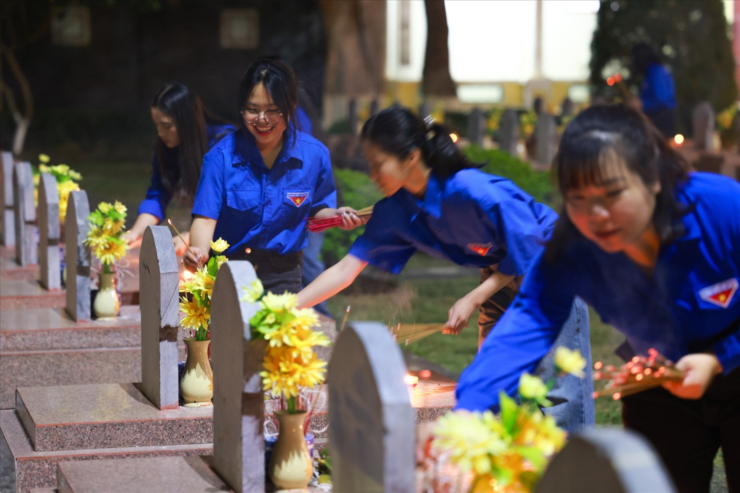 Hoạt động dâng hương và thắp nến tri ân các Anh hùng Liệt sĩ thể hiện truyền thống “Uống nước nhớ nguồn”, “Đền ơn đáp nghĩa”, gắn với lịch sử truyền thống đấu tranh dựng nước và giữ nước của dân tộc. Tôn vinh, tri ân những công lao và sự hy sinh anh dũng, các chiến công của các anh hùng liệt sỹ, lực lượng Thanh niên xung phong, thương bệnh binh, đồng bào, chiến sỹ ở trong nước và nước ngoài, người có công với cách mạng đã hy sinh tính mạng, sẵn sàng cống hiến sức lực, trí tuệ trong chiến dịch Điện Biên Phủ.