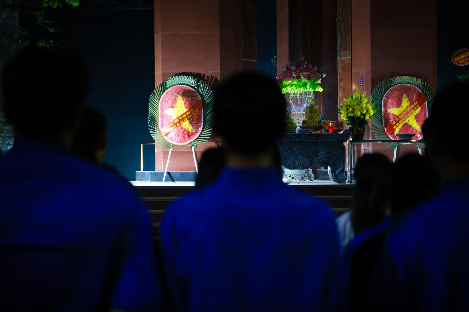 Tại Nghĩa trang liệt sĩ Him Lam, lễ dâng hương cũng được cử hành trong không khí hết sức nghiêm trang.
